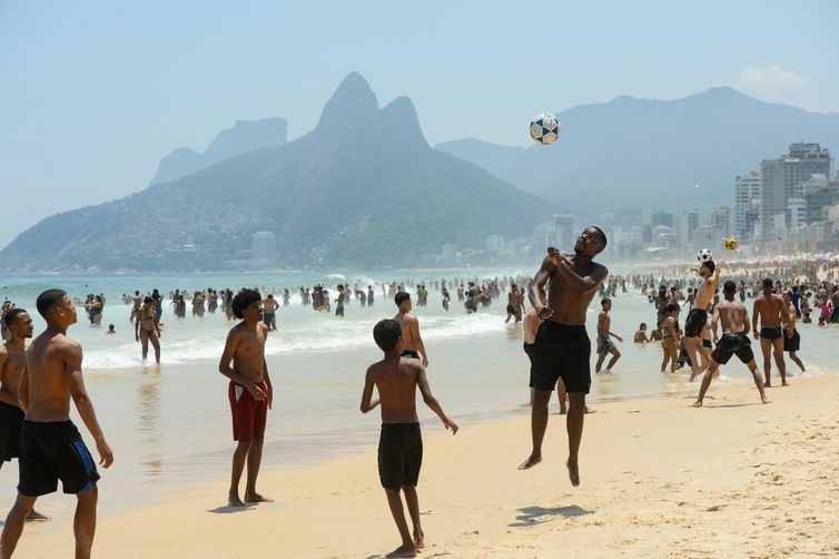 Onda de calor que atinge o Rio permanece até este sábado