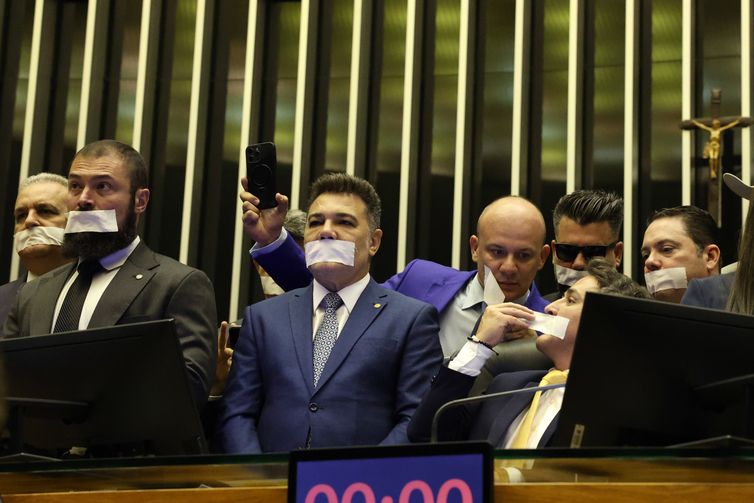 Oposição pernoita nos plenários do Congresso para impedir trabalhos