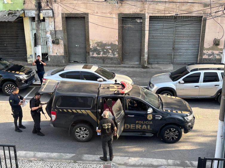 PF prende 14 pessoas de quadrilha que criou 330 empresas de fachada