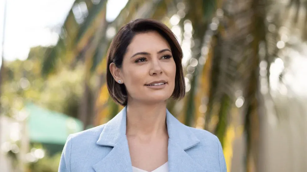 Michelle Bolsonaro anuncia intenção de disputar eleições e se prepara para novos desafios políticos