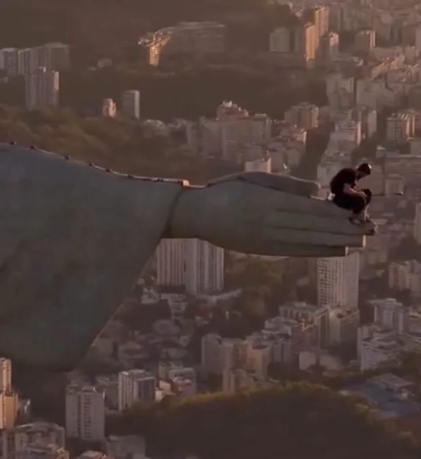 Turista invade estátua e salta de paraquedas