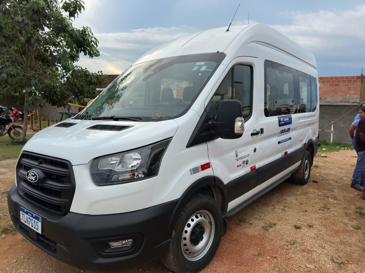 Van adquirida com emenda do deputado Delegado Lucas garante transporte de alunos da Apae