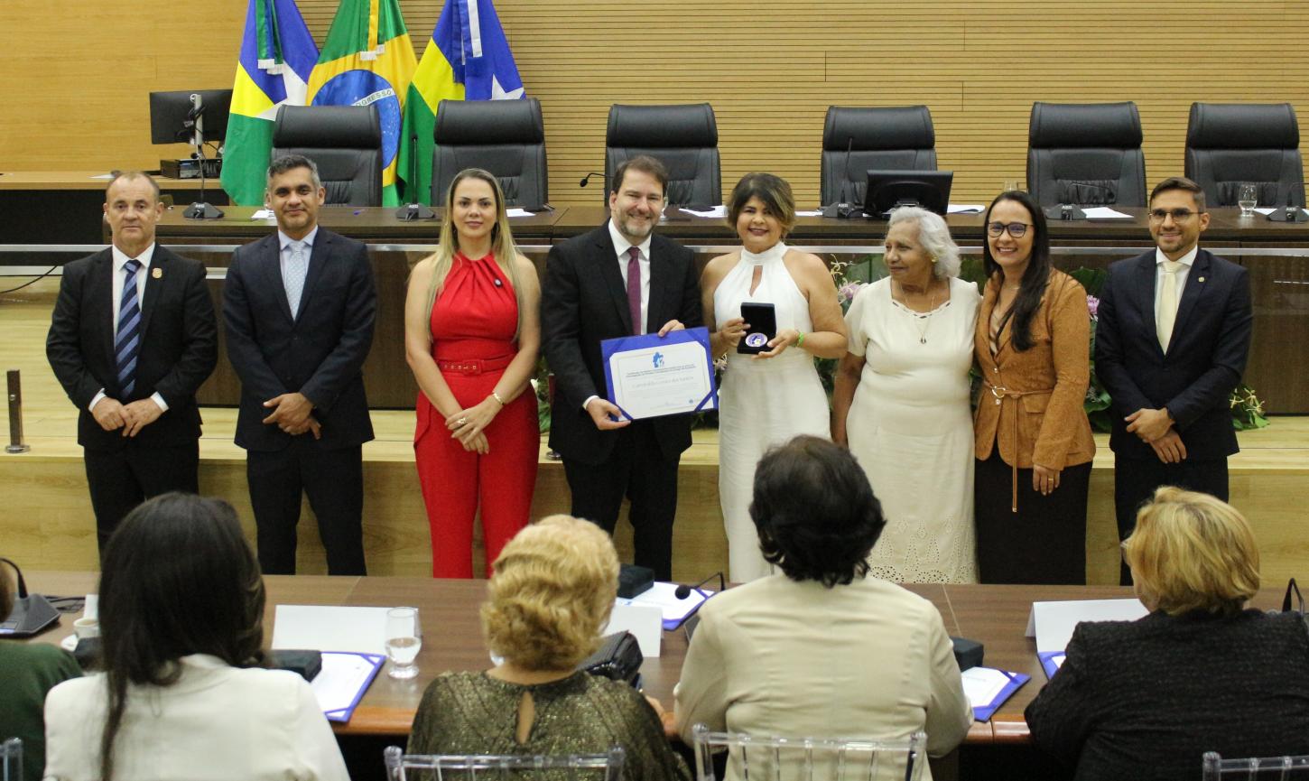 Alex Redano preside sessão em homenagem às ex-deputadas e inaugura Galeria Lilás em reconhecimento à trajetória feminina no Parlamento