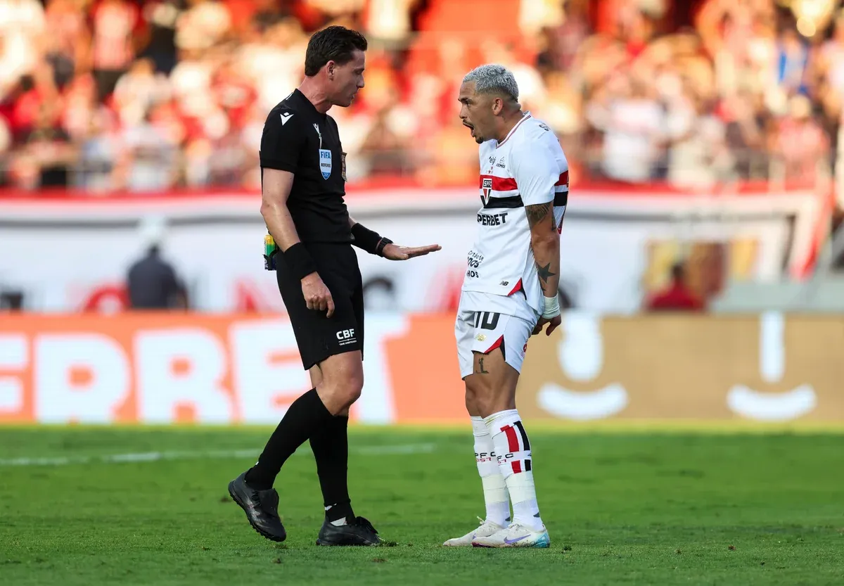 CBF afasta árbitros após erros em jogos do Brasileirão