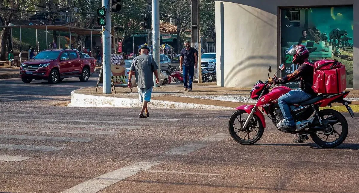 Detran-RO orienta pedestres sobre segurança em faixas de travessia