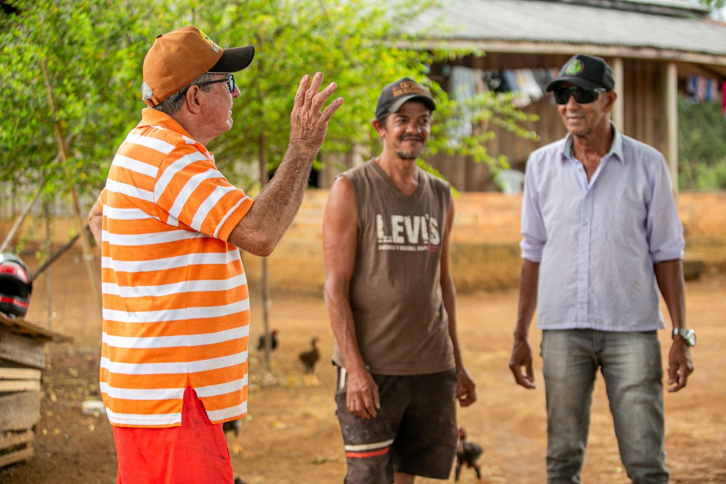 Ezequiel Neiva fortalece agricultura familiar com distribuição de calcário no distrito do 5º BEC, em Machadinho do Oeste