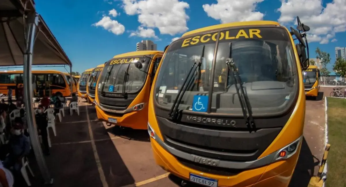Governo de Rondônia entrega ônibus e embarcações escolares para reforçar transporte de estudantes da rede estadual