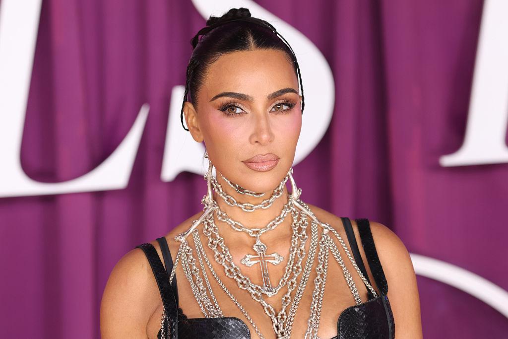 Kim Kardashian revela diagnóstico de aneurisma cerebral em nova temporada de “The Kardashians”