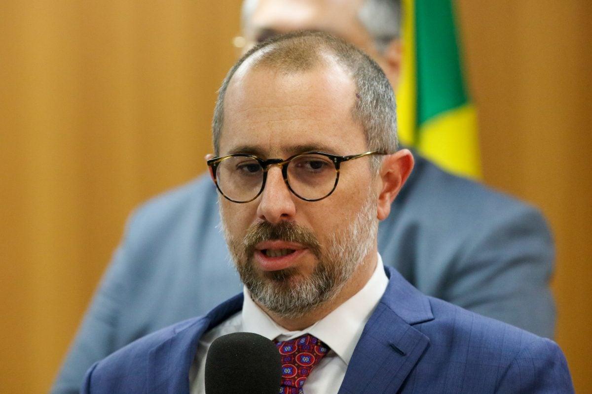 Ministro da CGU é ouvido como convidado na CPMI que investiga fraudes no INSS