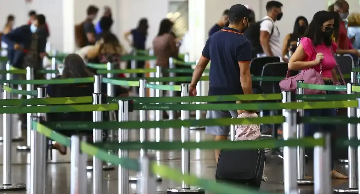 Piadas sobre bombas em aeroportos podem levar à prisão, alerta Polícia Federal