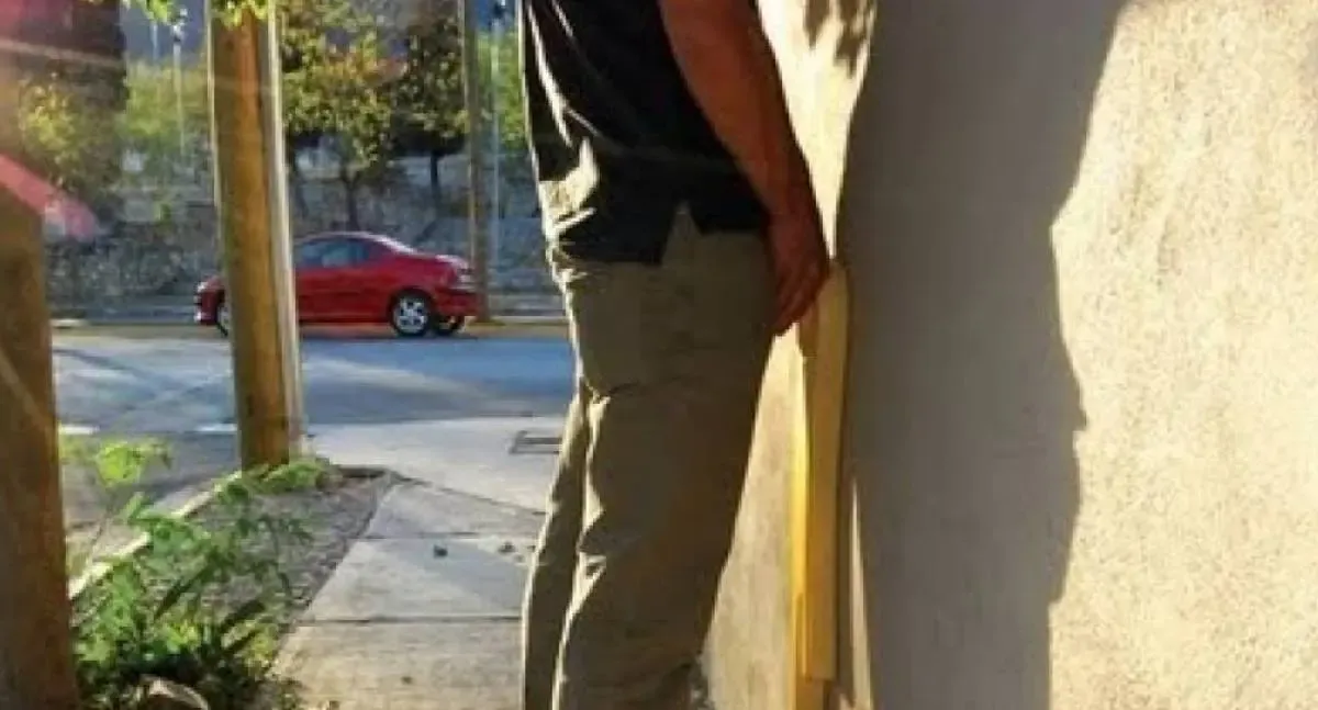 PM é acionada após homem urinar com pênis exposto em muro de residência