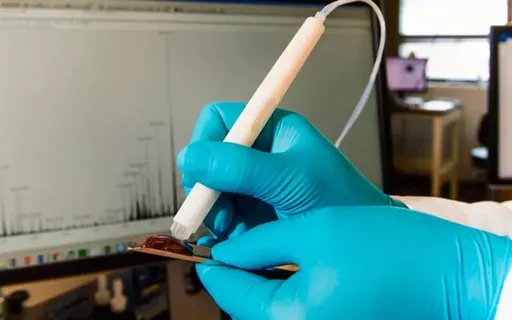 Caneta criada por cientista brasileira detecta câncer em segundos e inicia testes no Brasil