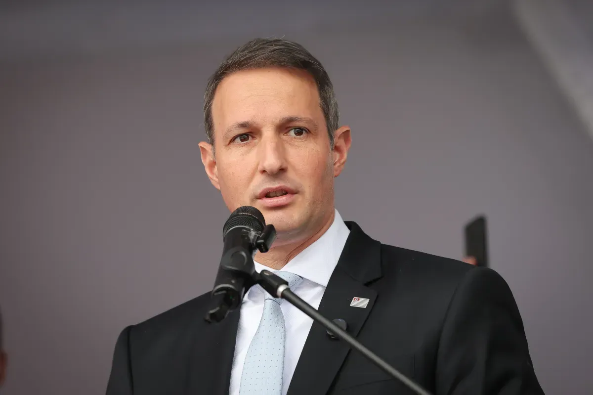 Derrite mantém texto do marco legal contra o crime organizado e rebate críticas do governo