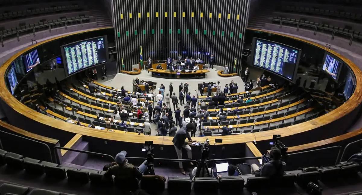 Lindbergh Farias propõe nova regra para cassação de mandato por faltas