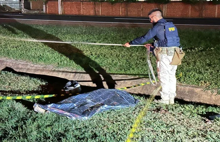 Motociclista morre ao colidir com barreira metálica na BR-364