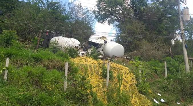 Rondoniense morre após caminhão carregado de sebo tombar em rodovia de São Paulo