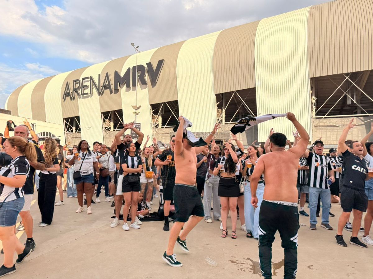 Torcida do Atlético-MG vai à loucura e solta a voz ao cantar hino do clube