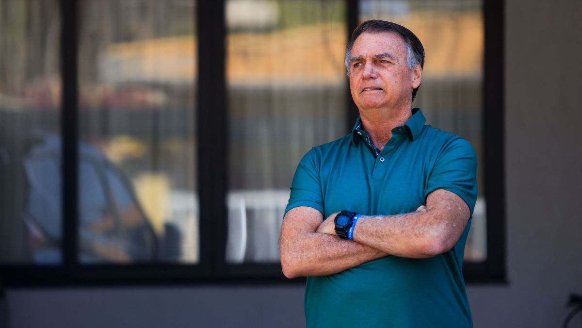 Bolsonaro volta a centro cirúrgico para tratamento de soluços, diz Michelle