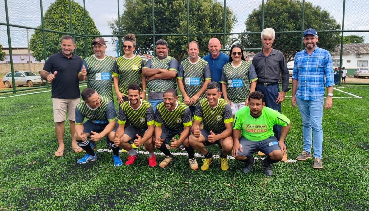 Com apoio de Ezequiel Neiva, campo sintético é revitalizado e reinaugurado em Vale do Anari