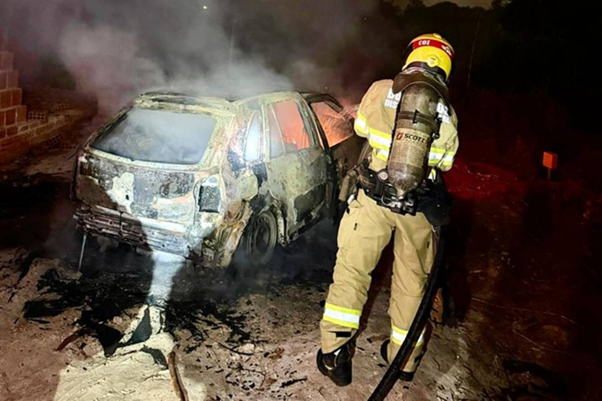 Corpo é encontrado dentro de porta-malas de carro incendiado no DF
