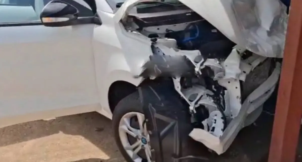 Fiat Argo zero quilômetro colide com pilar após batida no bairro Nova Brasília