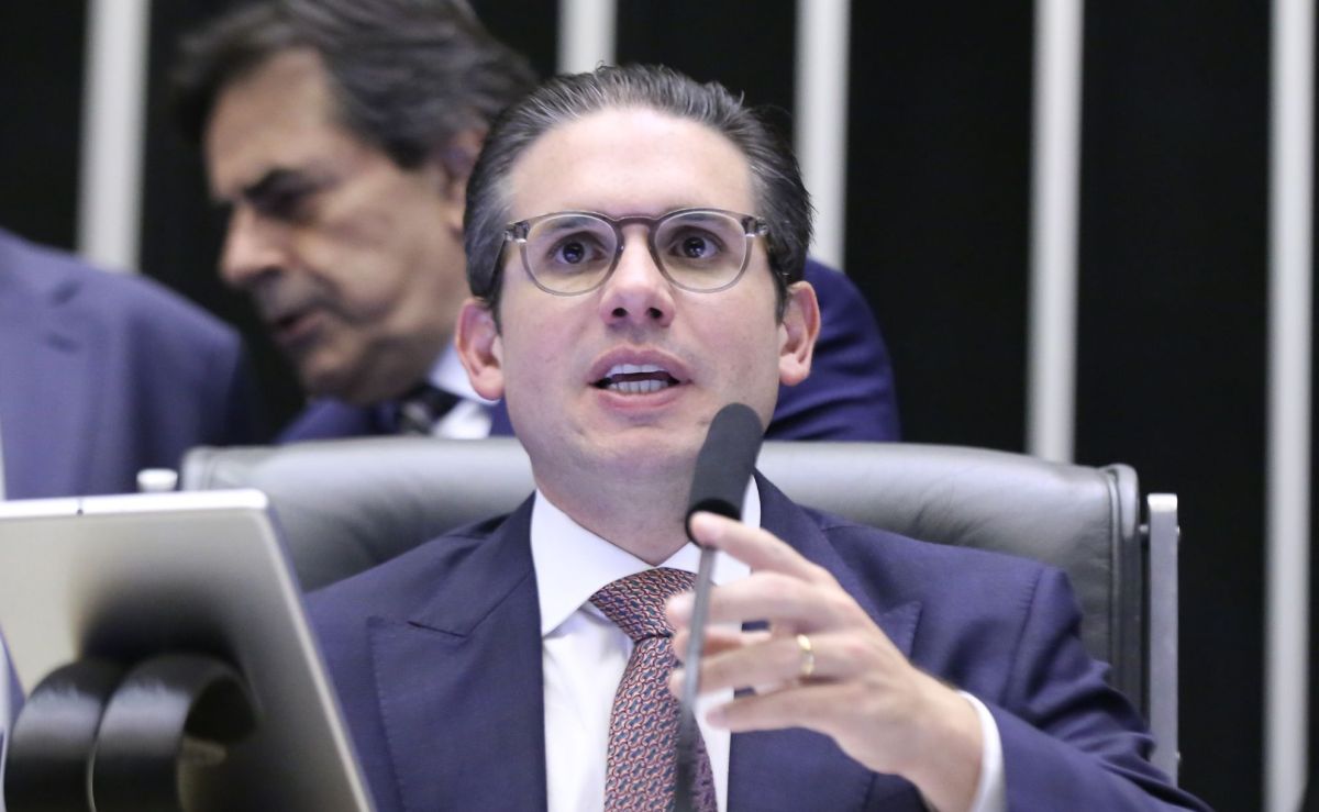 Hugo busca respostas jurídicas para lidar com caso Zambelli; entenda