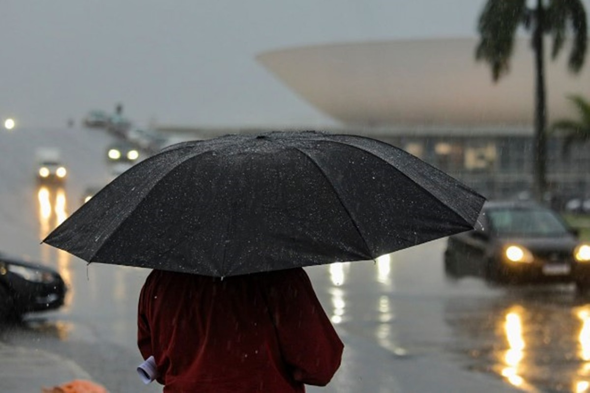 Inmet emite alerta de chuvas intensas para o Ano-Novo no DF