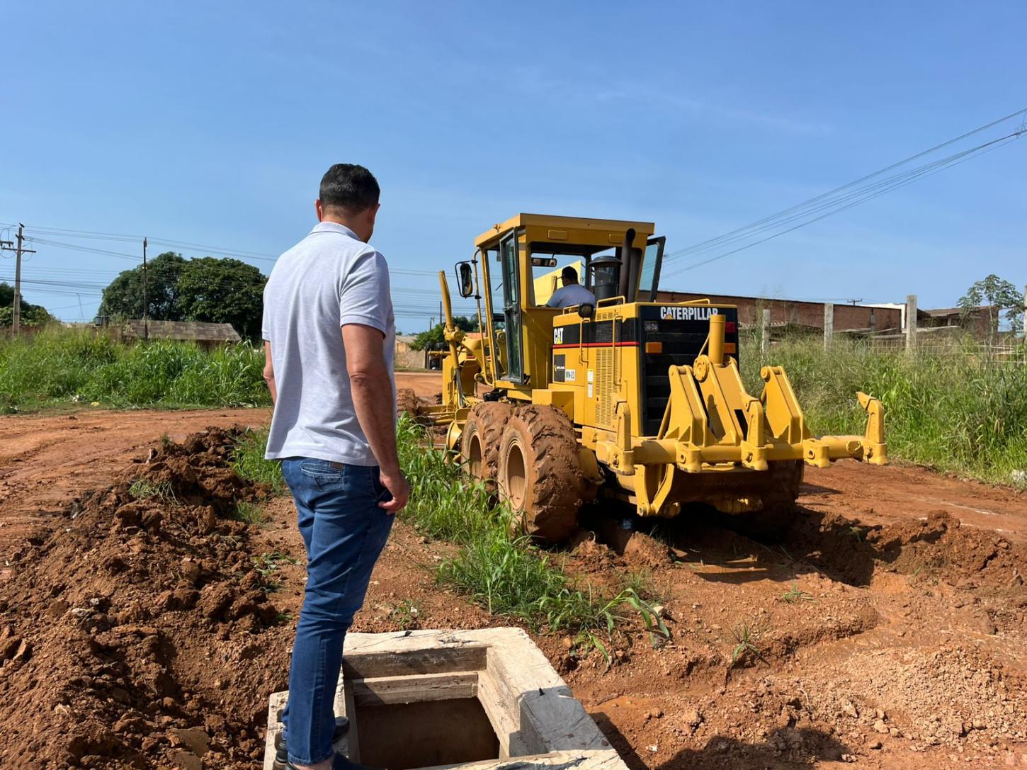 Vereador Márcio Pacele fiscaliza obra de terraplanagem no bairro Parque Amazônia
