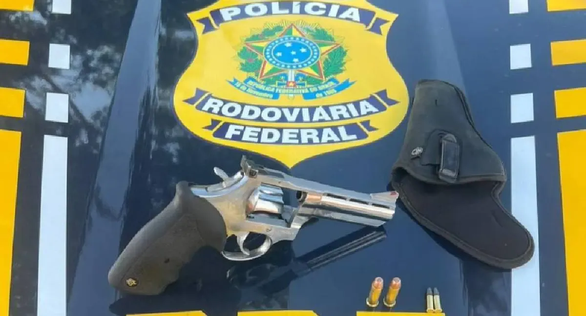 Alegando ser CAC, homem é preso pela PRF com arma irregular na BR-174, em Vilhena