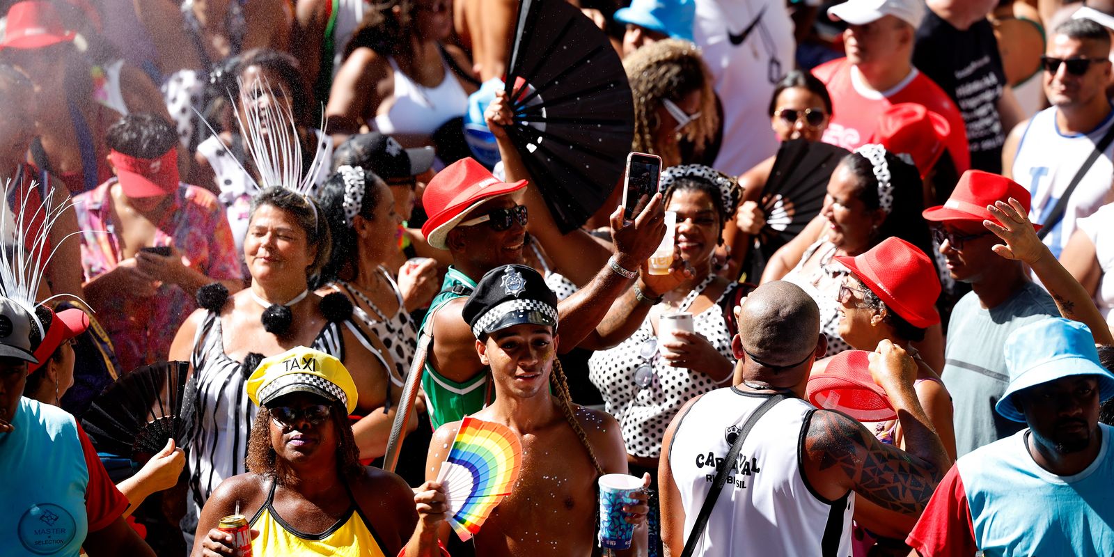 Ativistas denunciam 'blackface' em fantasias de carnaval