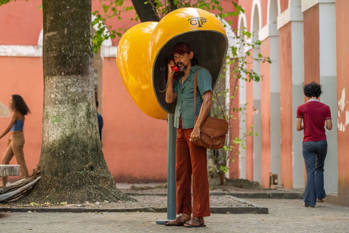 Ator de “O Agente Secreto” avalia diversidade no elenco: “Vários Brasis”