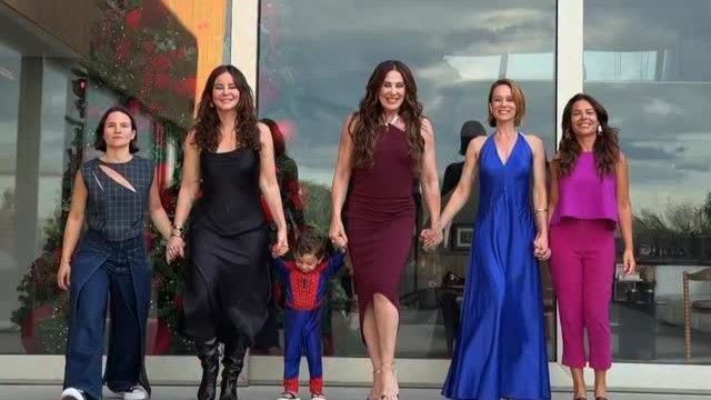 Cláudia Raia junta filho caçula com filhas da ficção, veja vídeo