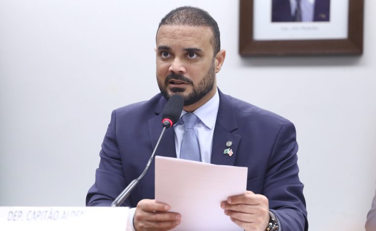 Comissão aprova projeto que inclui maus-tratos contra animais como motivo de justa causa