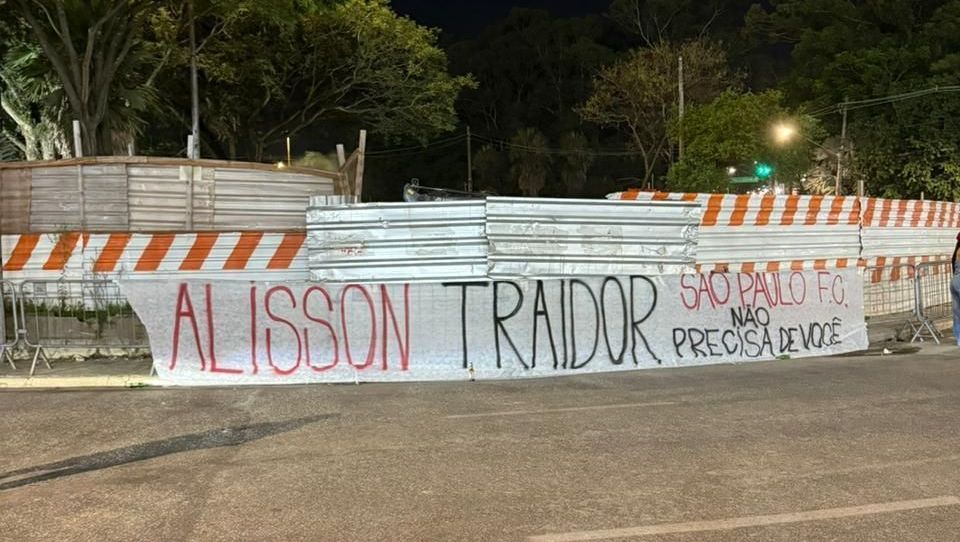 Torcida do São Paulo protesta contra Alisson, após conversa com Corinthians