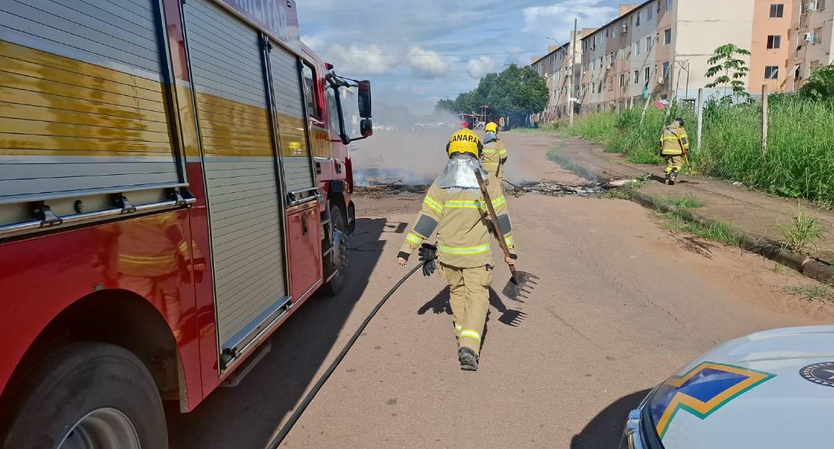 Falta de água gera protesto e bloqueio de via por moradores do Orgulho do Madeira