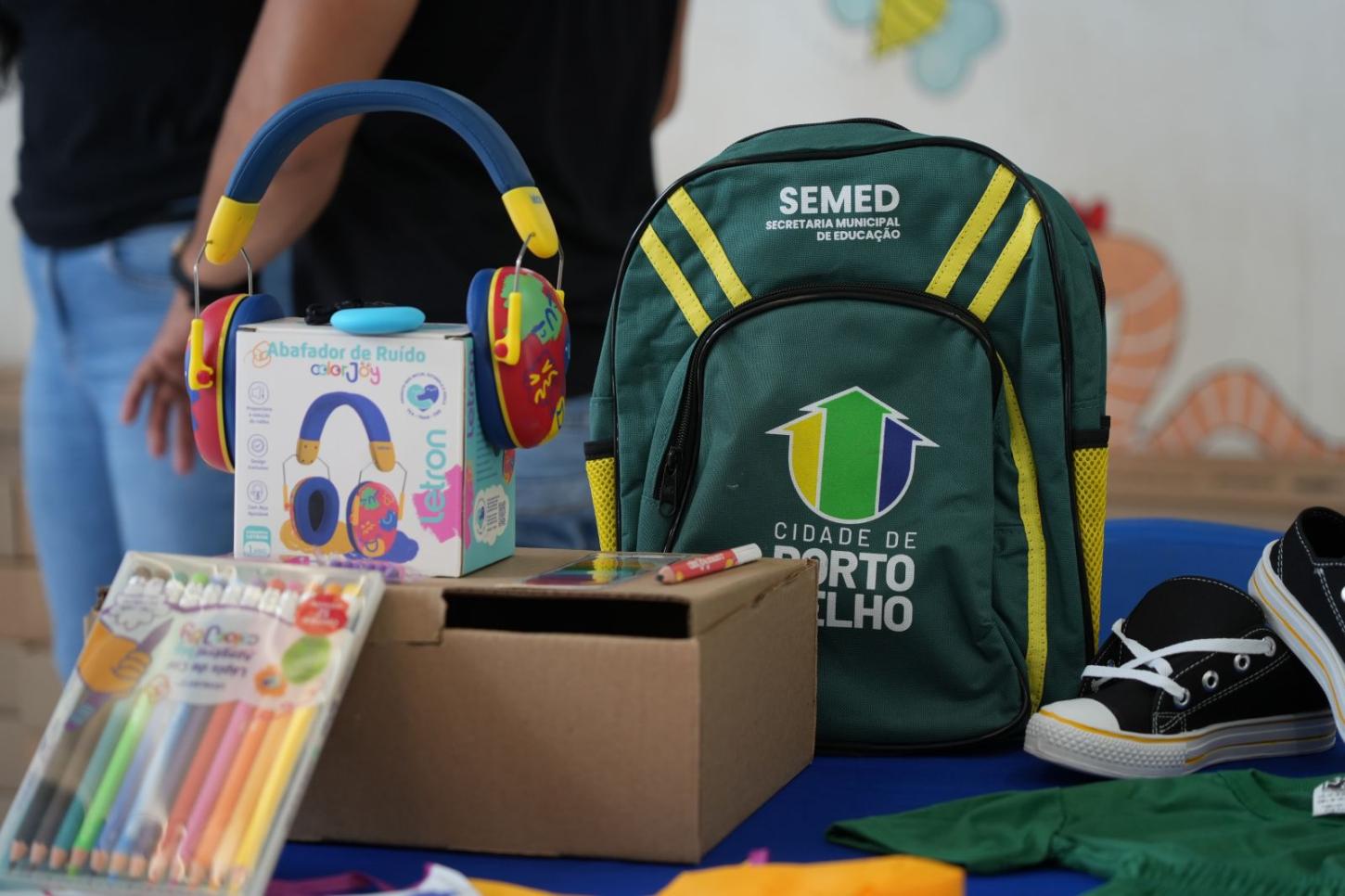 Kits inclusivos são entregues a estudantes da rede municipal