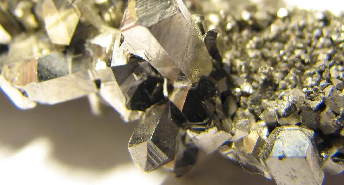 Brasil busca parceria com Europa para explorar minerais críticos