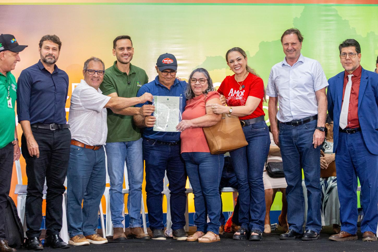 Cláudia de Jesus celebra entrega de títulos às famílias do Setor Chacareiro do Aeroporto em Ji-Paraná