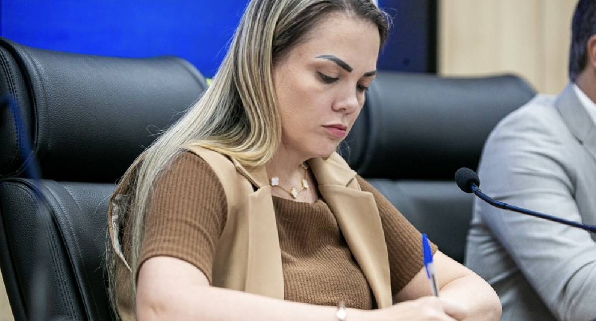 Cláudia de Jesus garante R$ 250 mil para hospital em RO