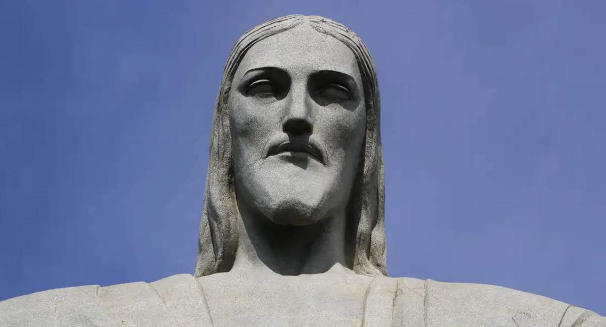 Cristo Redentor recebe iluminação especial contra a violência de gênero