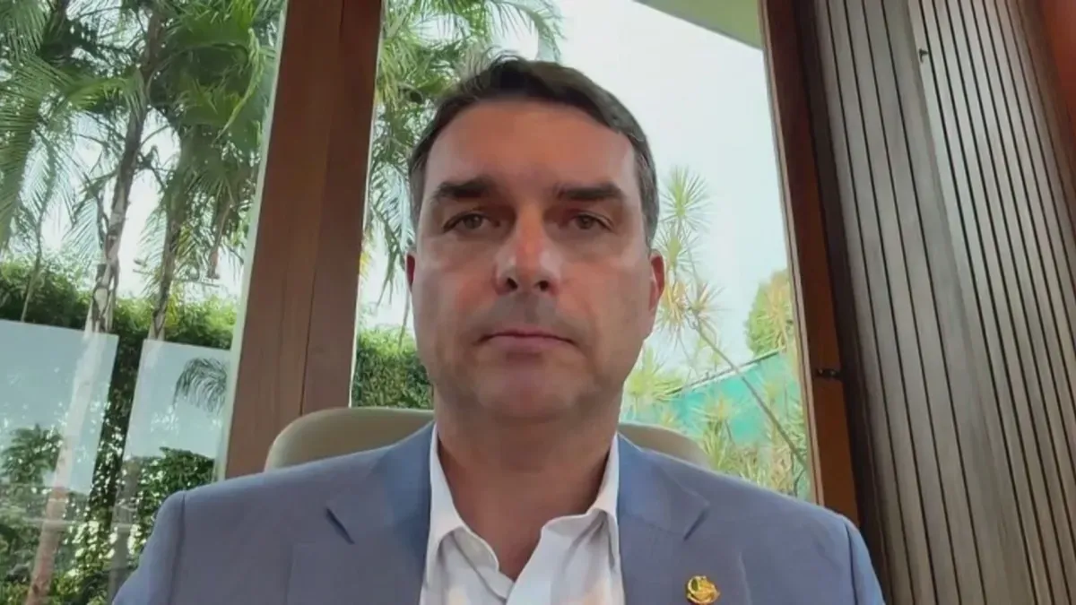 Flávio diz que será candidato mesmo se Bolsonaro reverter inelegibilidade