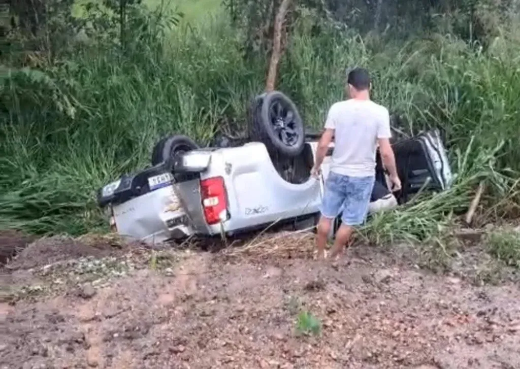 Médico sobrevive a ileso traminho após capotar na BR-364 em Rondônia