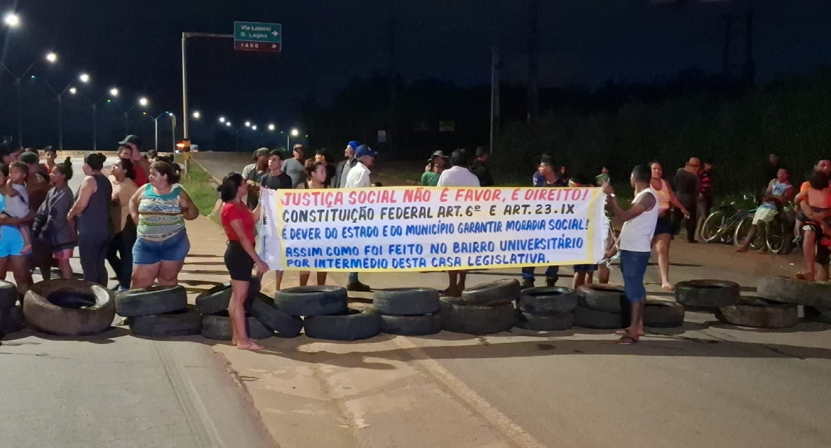 Moradores do bairro Porto Cristo interditam a BR-364 em protesto