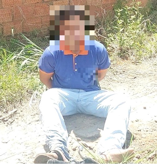 MOTOQUEIRO COM ESCAPE BARULHENTO TENTA FUGIR DA PM, MAS CAÍ E É PRESO APÓS TENTAR FUGA A PÉ