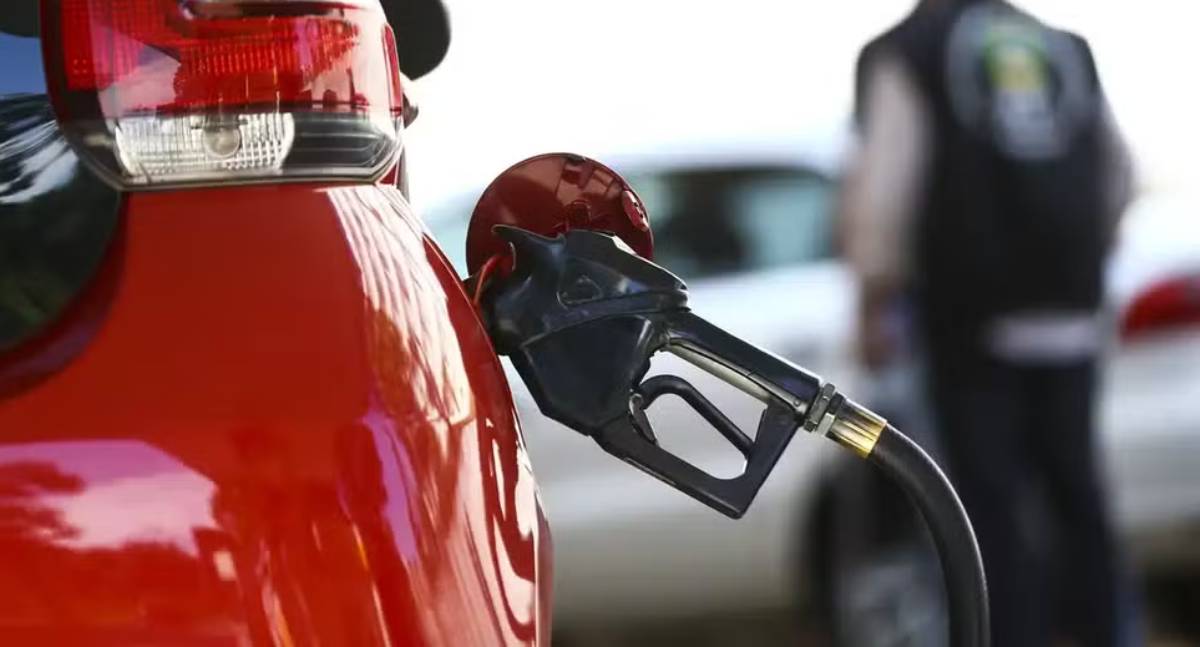 Petróleo passa de US$ 100 e acende alerta para combustíveis no Brasil