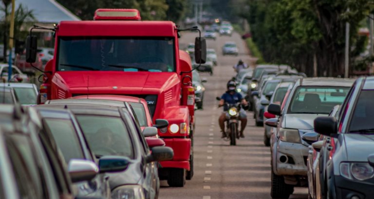 Proprietários de veículos com placa final 1, 2 e 3 devem licenciar até 31 de março