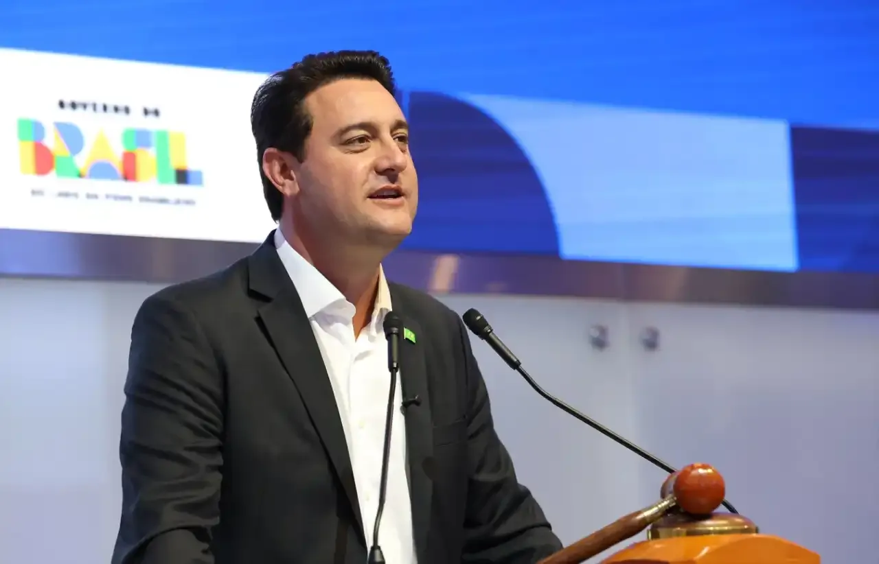 Ratinho Jr. recua de pré-candidatura e expõe disputa estratégica pelo controle político do Paraná