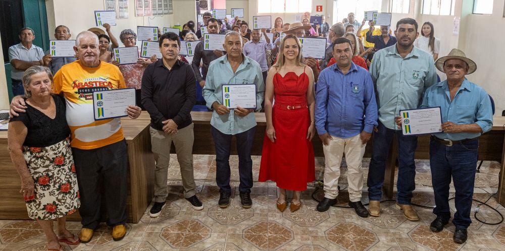 Cláudia de Jesus homenageia pioneiros de Corumbiara em sessão solene