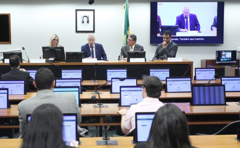 Debatedores relatam dificuldades para retirar passe livre interestadual de pessoas com deficiência