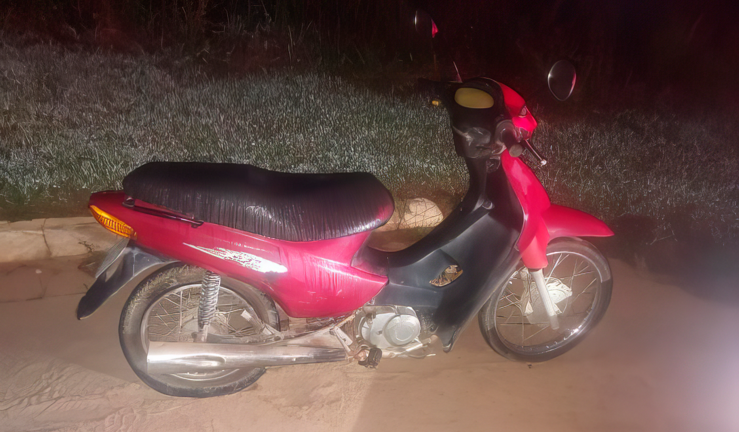 JI-PARANÁ – APÓS DENÚNCIA, PM RECUPERA MOTO ABANDONADA COM RESTRIÇÃO CRIMINAL